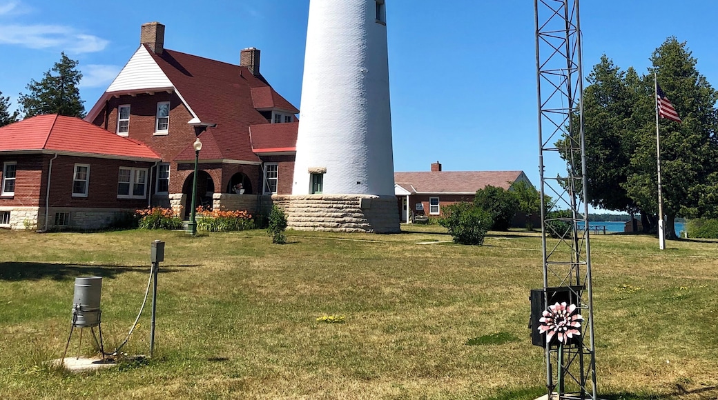 Seul Choix is a french word which translates to "only choice". Legend has it that a group of french voyageurs were forced to take refuge here during a storm as it was their 'only choice'. The birdhouse was built by the son of one of the keepers over the course of a long cold winter. It is an authentic reproduction and has recently been restored.