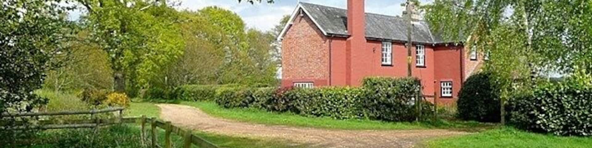 Pink house at Harbridge Green. This is on the Avon Valley Path from Christchurch to Salisbury. This house is a mixture of pink render and original russet bricks, see in close up here 1525879