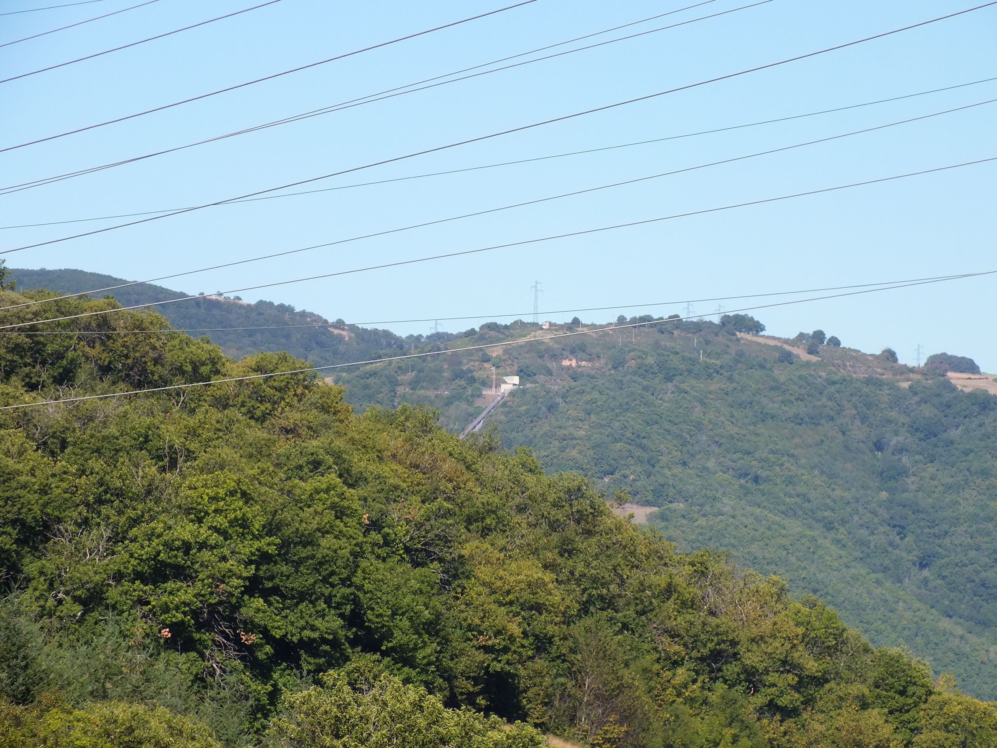 le Planol is a village and commune of lSaint-Victor-et Melvieu in southern Aveyron, in the Raspes de Tarn region. It hosts a switching station on the 400 000V grid, transforming down to 63 000V and 20 000V for local distribution. Overhead wires criss-cross the valley of the Tarn. The penstock from the Lac de Saint Amans to Le Pouget is visible