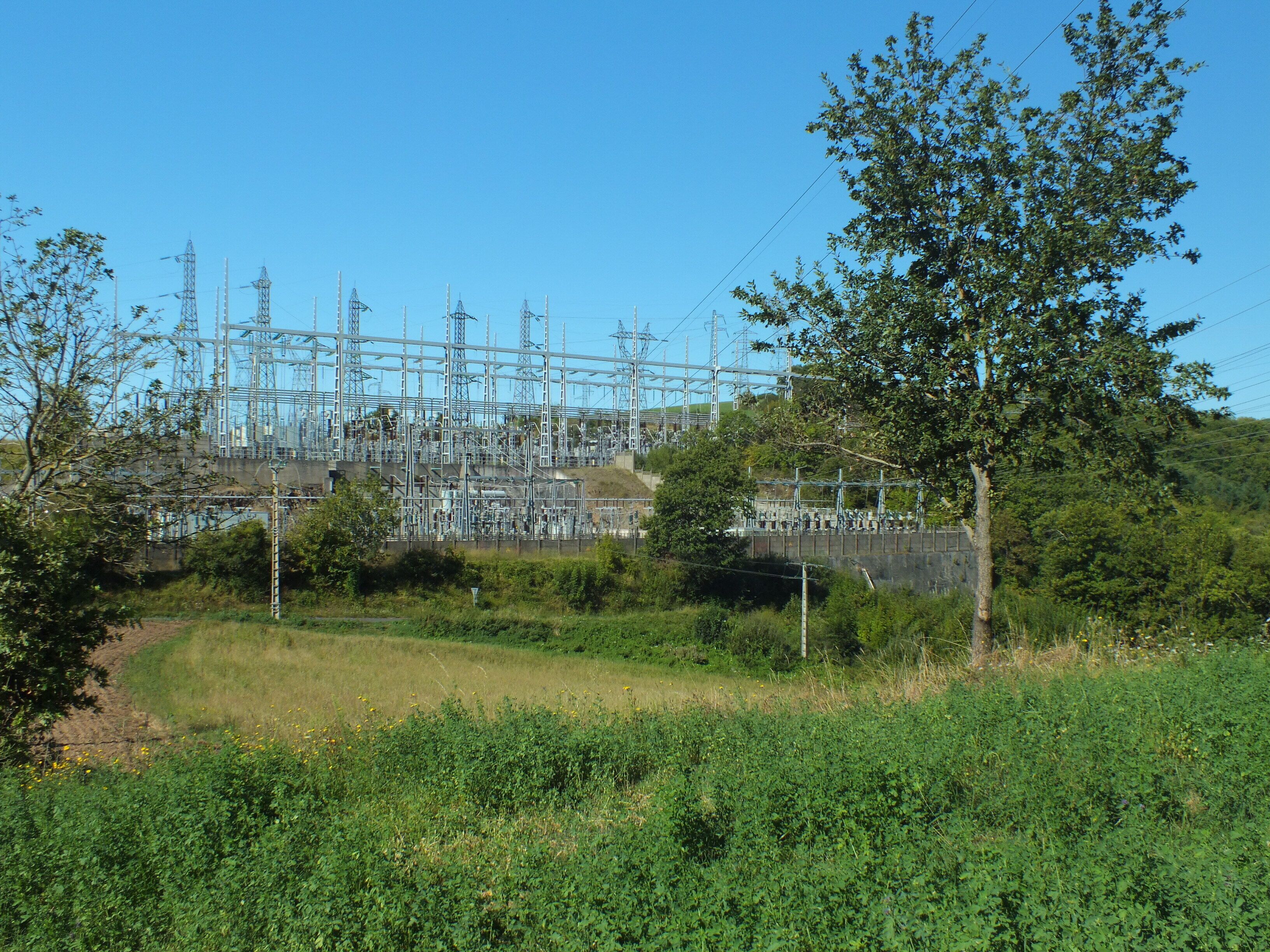 le Planol is a village and commune of bSaint-Victor-et Melvieu in southern Aveyron, in the Raspes de Tarn region. It hosts a switching station on the 400 000V grid, transforming down to 63 000V and 20 000V for local distribution.