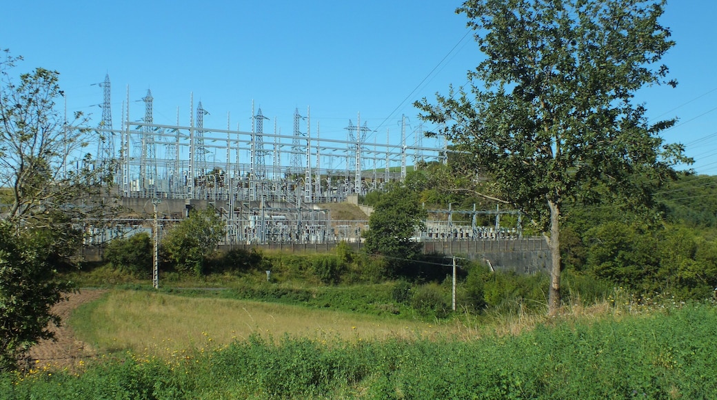 le Planol is a village and commune of bSaint-Victor-et Melvieu in southern Aveyron, in the Raspes de Tarn region. It hosts a switching station on the 400 000V grid, transforming down to 63 000V and 20 000V for local distribution.