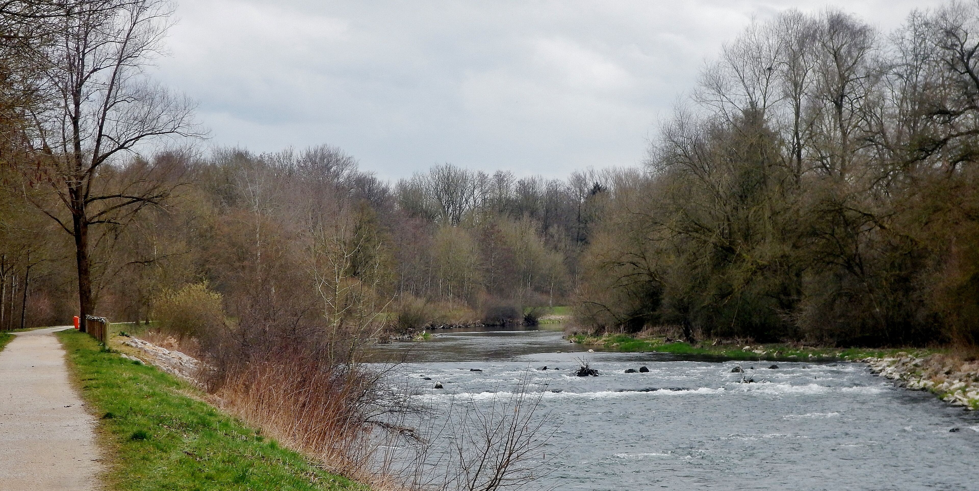 EuroVelo-Route 6: Atlantik - Schwarzes Meer oder D-Route 6 (Donau-Radweg in Deutschland), hier in der Nähe von Riedlingen (Hochwasserkanal der Donau)