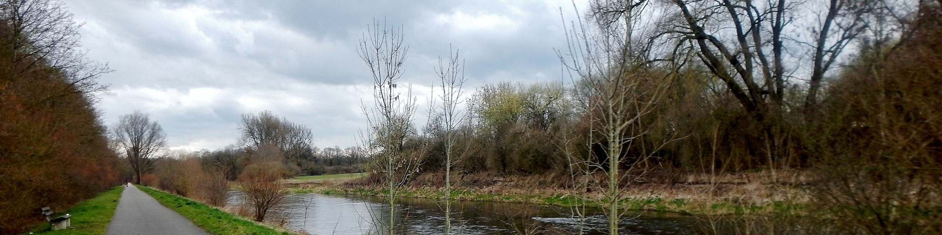 EuroVelo-Route 6: Atlantik - Schwarzes Meer oder D-Route 6 (Donau-Radweg in Deutschland), hier in der Nähe von Riedlingen (Hochwasserkanal der Donau)