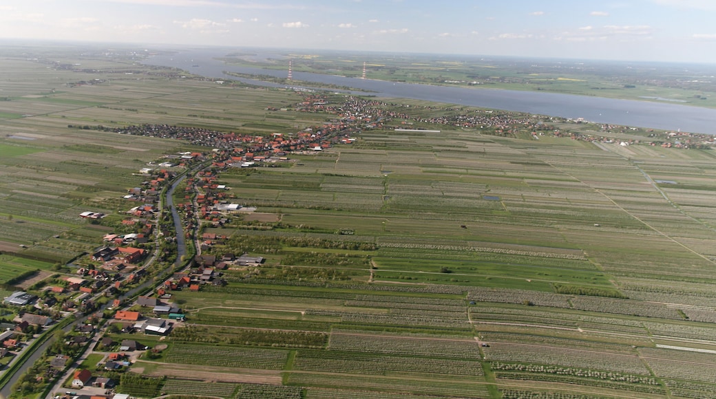 Luftaufnahme: der kleine Fluss, an der linken Bildseite, ist die Lühe, der Ort links ist Steinkirchen, der Ort rechts ist Mittelnkirchen, der Ort vor der Elbe ist Grünendeich, in der Elbe dahinter liegt der Lühesand