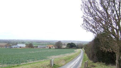 Odstone Farm The footpath starting at 306577 carries on up this farm road and behind the camera to ascend Odstone Hill.