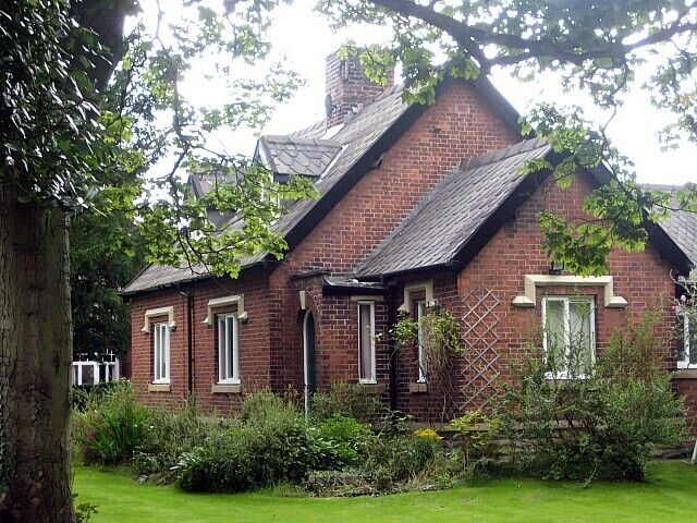 Almshouses,3-4, Fountain Close. A group of early 19C semi-detached dwellings built on three sides of a quadrangle, this pair face west,(pictured from rear). They are classed as locally important buildings, restored in 1989. See plinth1472774