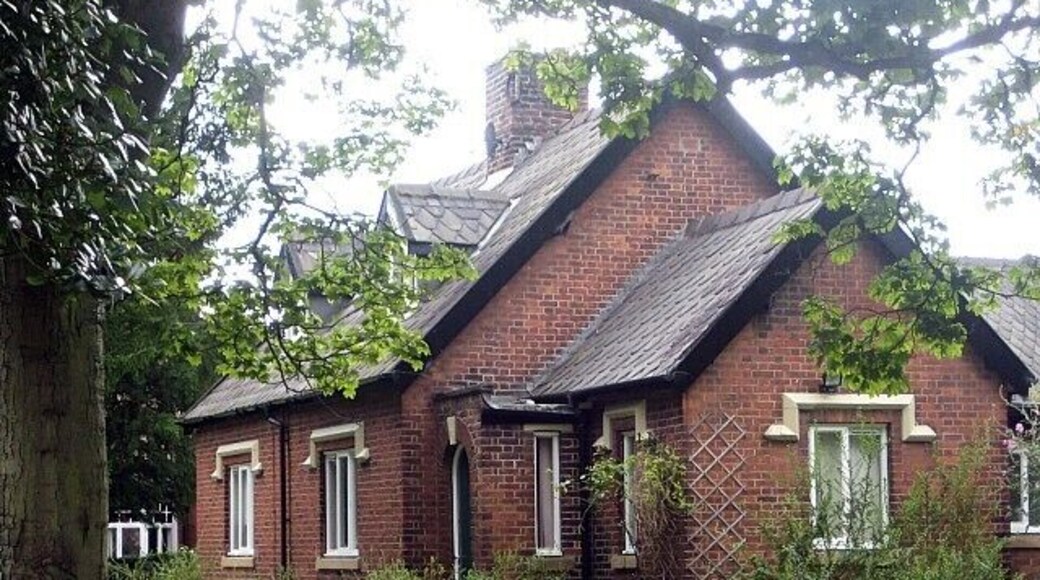 Almshouses,3-4, Fountain Close. A group of early 19C semi-detached dwellings built on three sides of a quadrangle, this pair face west,(pictured from rear). They are classed as locally important buildings, restored in 1989. See plinth1472774