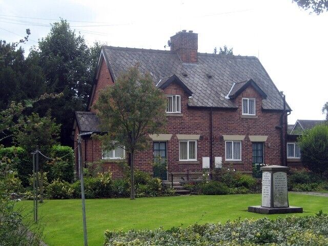Almshouses 5-6, Fountain Close. A group of C19 semi-detached dwellings built on three sides of a quadrangle, this pair face north. They are classed as locally important buildings, restored in 1989. See plinth1472774