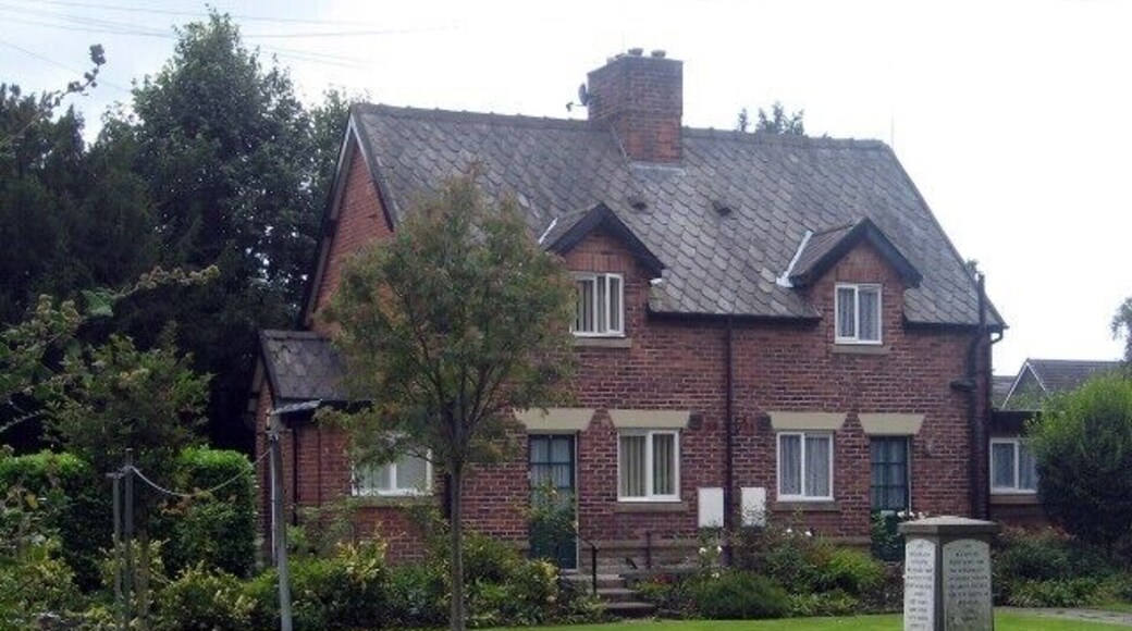 Almshouses 5-6, Fountain Close. A group of C19 semi-detached dwellings built on three sides of a quadrangle, this pair face north. They are classed as locally important buildings, restored in 1989. See plinth1472774