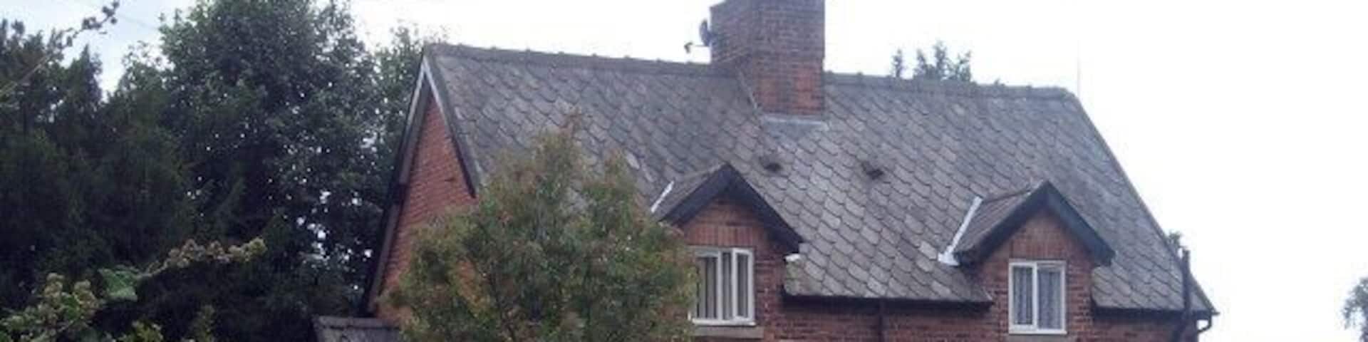 Almshouses 5-6, Fountain Close. A group of C19 semi-detached dwellings built on three sides of a quadrangle, this pair face north. They are classed as locally important buildings, restored in 1989. See plinth1472774