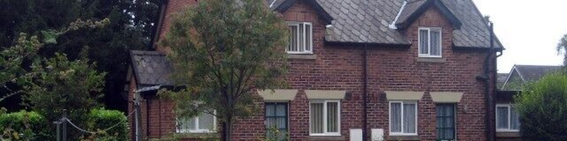 Almshouses 5-6, Fountain Close. A group of C19 semi-detached dwellings built on three sides of a quadrangle, this pair face north. They are classed as locally important buildings, restored in 1989. See plinth1472774