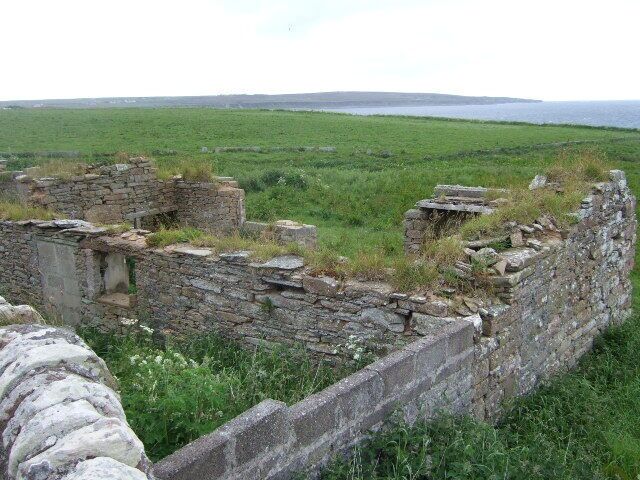 Kirkstyle This ruin on the north side of the Canisbay graveyard could perhaps be part of the old Slayel Distillery, which functioned somewhere along this stretch of coast.