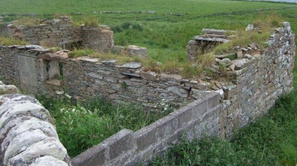 Kirkstyle This ruin on the north side of the Canisbay graveyard could perhaps be part of the old Slayel Distillery, which functioned somewhere along this stretch of coast.