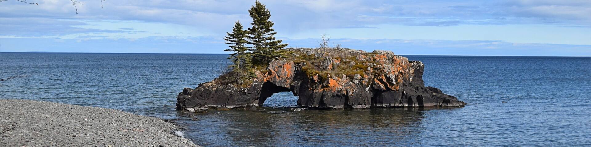 The Hollow Rock of Lake Superior in Minnesota
Hole in rock comes from thousands of years of erosion.