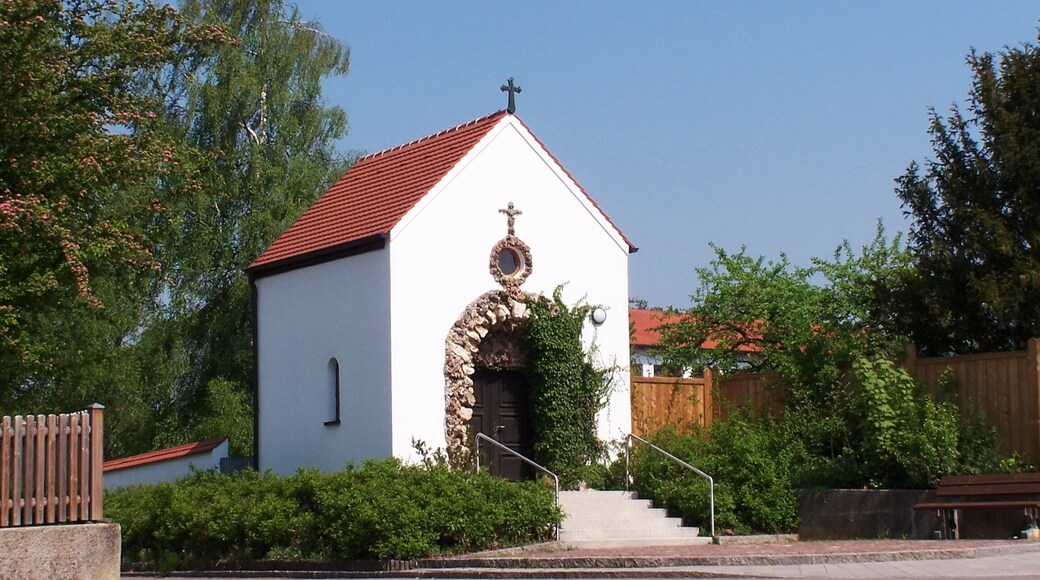 Schierling, Jakob-Brand-Straße 3. Lourdeskapelle, giebelständiger Satteldachbau mit eingezogenem Chor, Giebelkreuz, Kalk- und Tuffstein, 1898; mit Ausstattung.