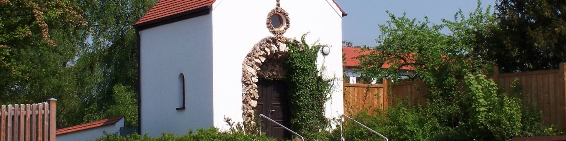 Schierling, Jakob-Brand-Straße 3. Lourdeskapelle, giebelständiger Satteldachbau mit eingezogenem Chor, Giebelkreuz, Kalk- und Tuffstein, 1898; mit Ausstattung.