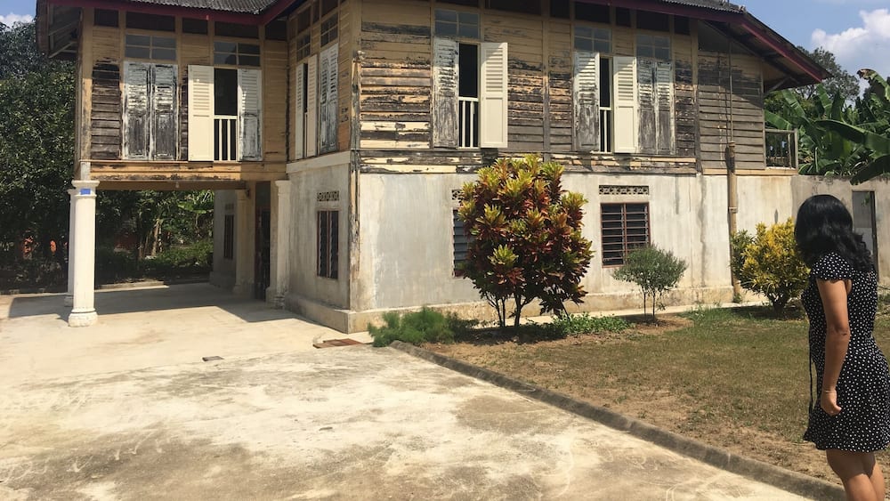 This is not a haunted house but a quaint chapel that hosts a close knit Catholic community In the East Coast town of Kuala Krai in Kelantan.
This Kampung house on Jalan Geale was donated to the Catholic community in that town by a doctor who served the townsfolk, before he returned to Australia in the late 1950s.
Today it struggles to remain relevant due to a dwindling congregation and years of flood damage.
More: https://wp.me/p7CVI8-1Ch