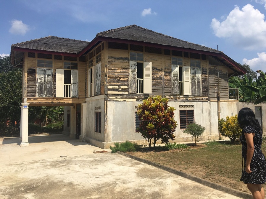 This is not a haunted house but a quaint chapel that hosts a close knit Catholic community In the East Coast town of Kuala Krai in Kelantan.
This Kampung house on Jalan Geale was donated to the Catholic community in that town by a doctor who served the townsfolk, before he returned to Australia in the late 1950s.
Today it struggles to remain relevant due to a dwindling congregation and years of flood damage.
More: https://wp.me/p7CVI8-1Ch