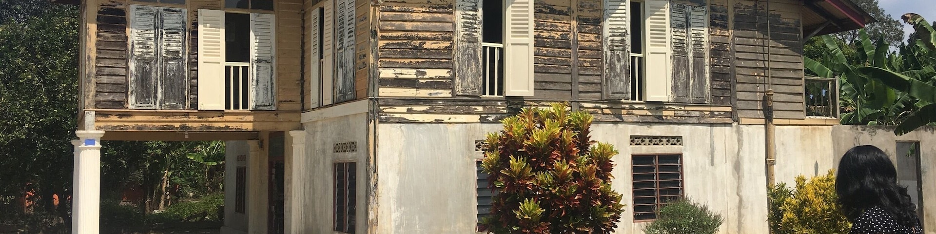 This is not a haunted house but a quaint chapel that hosts a close knit Catholic community In the East Coast town of Kuala Krai in Kelantan.
This Kampung house on Jalan Geale was donated to the Catholic community in that town by a doctor who served the townsfolk, before he returned to Australia in the late 1950s.
Today it struggles to remain relevant due to a dwindling congregation and years of flood damage.
More: https://wp.me/p7CVI8-1Ch