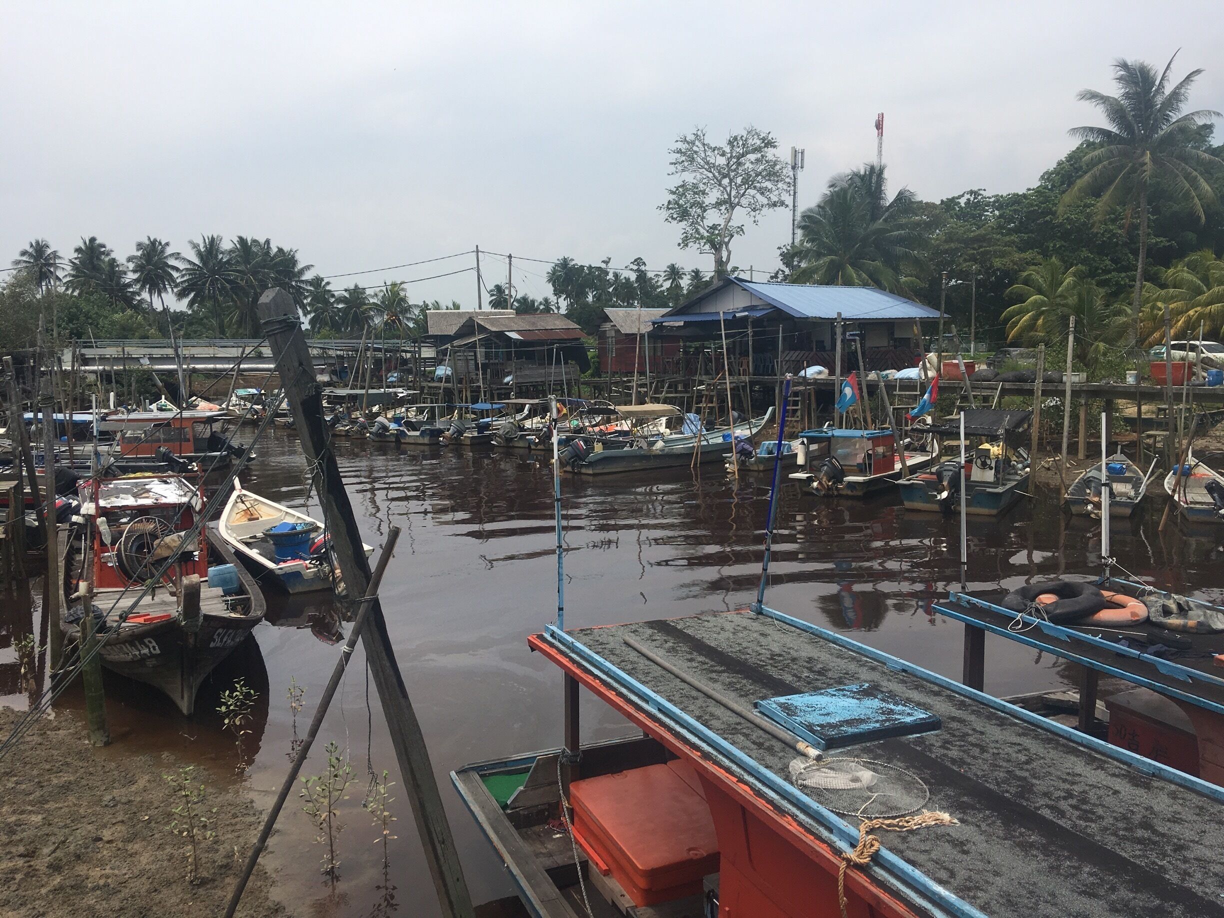 Fishermen’s docking point near a saltwater mangrove swamp at Pantai Batu Laut #fishermenswharf #tanjungsepat #selangor #malaysia