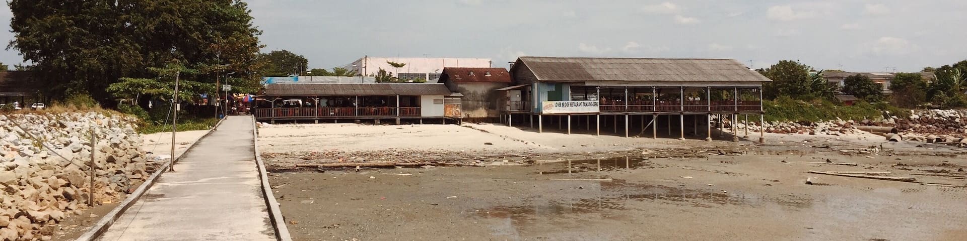 A nice small fishing village that serves fresh seafood and other local snacks and bites. Take some time to explore.