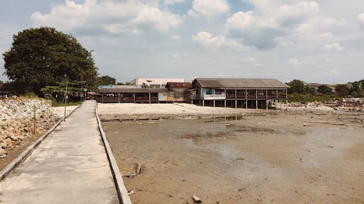 A nice small fishing village that serves fresh seafood and other local snacks and bites. Take some time to explore.