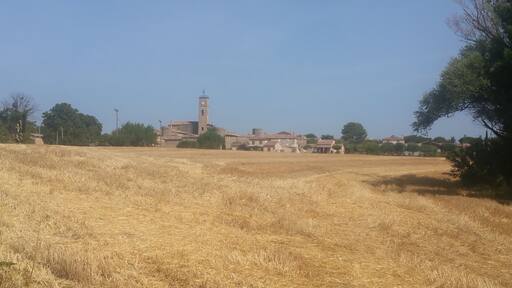 C'est un petit village de 600 habitants à quelques kilomètres d'Uzès. Calme et sérénité. ...que du bonheur !