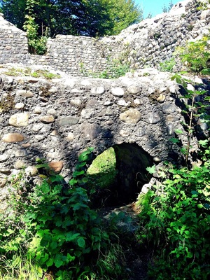 Hinter einem Hof mitten im Walde ganz versteckt steht diese Ruine. Sie ist auf einem Hügel und birgt mystische kleine durchgänge. Wunderschönes grün schmücken ihre Fassaden.