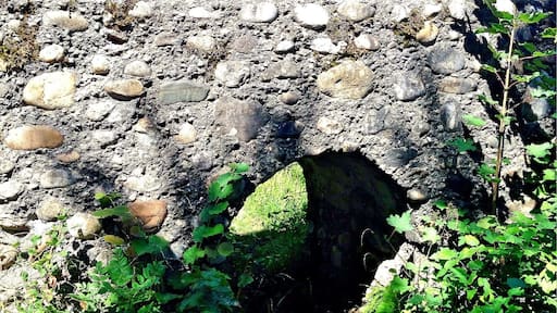 Hinter einem Hof mitten im Walde ganz versteckt steht diese Ruine. Sie ist auf einem Hügel und birgt mystische kleine durchgänge. Wunderschönes grün schmücken ihre Fassaden.