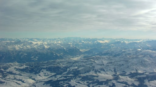 Blick über Appenzeller Land und Alpstein ins Rheintal (in der Bildmitte Triesen), im Hintergrund links das Rätikon, rechts die Glarner Alpen, am Horizont die Berninagruppe
