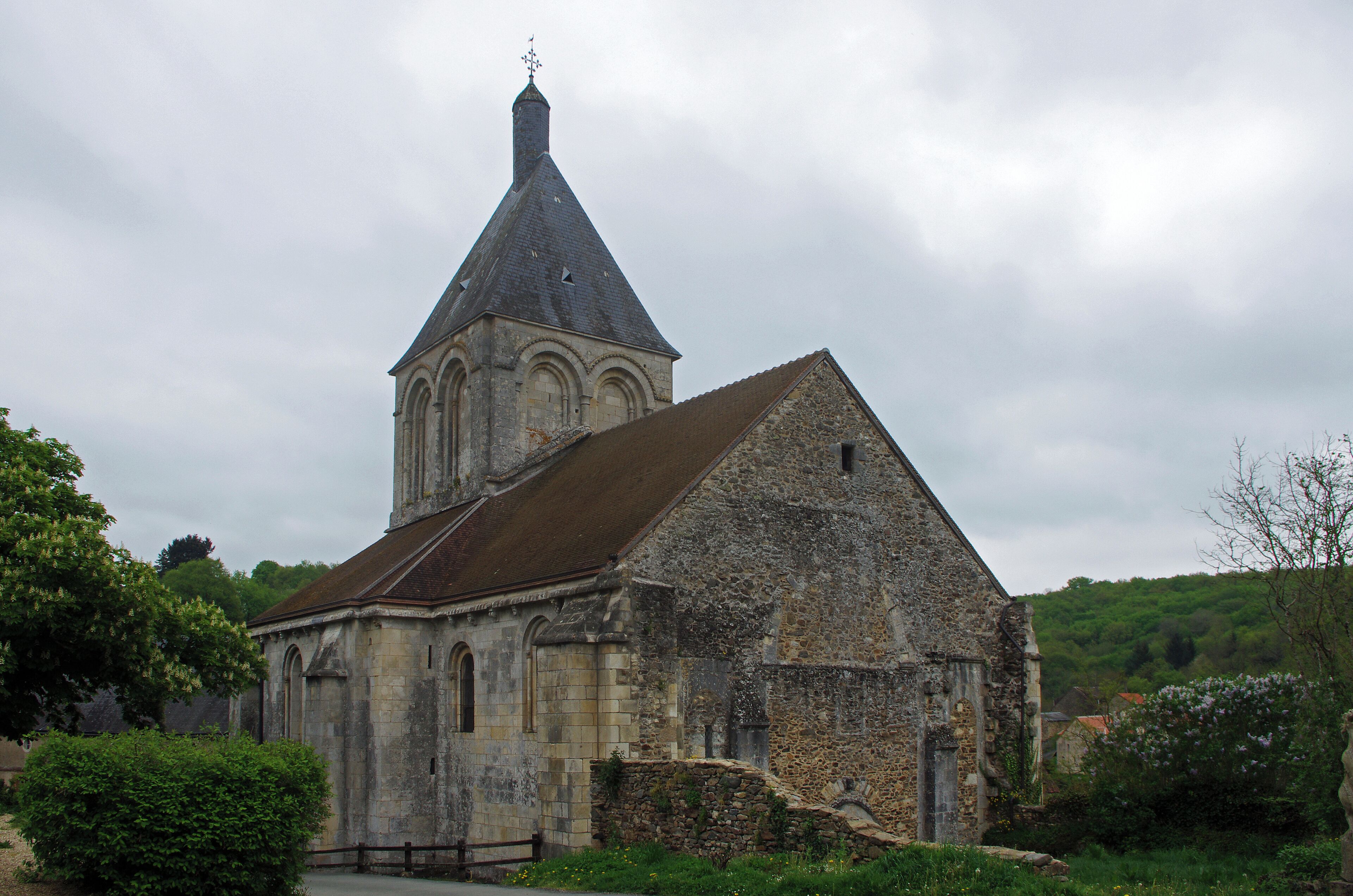 Gargilesse-Dampierre (Indre) Eglise Notre-Dame. "Les sires de Naillac fondent près de leur château de Gargilesse la magnifique église de Notre-Dame, qui est encore aujourd'hui un centre de pèlerinage." (Histoire du culte de la Sainte Vierge en France -deuxième volume - Par le curé de Saint-Sulpice -Paris 1862) Construite au milieu du XIIe siècle, l'église dédiée à Notre-Dame est de style roman. Dans le bas-côté Sud, se trouve le tombeau de Guillaume de Naillac, le seigneur de Gargilesse mort en 1266. L’église possède un bel ensembles de chapiteaux : animaux fantastiques et symboliques (lions, centaures, oiseaux) et scènes de l'Ancien et du Nouveau Testament. Une vaste crypte est accessible par un escalier dans le bas-côté sud. Ses voûtes sont décorées de fresques datées du XIIIe au XVIe siècle représentant également des scènes des Saintes-Ecritures. La statue en bois de la Vierge au-dessus de l'autel aurait été ramenée d'Orient par un croisé. L'église Notre-Dame de gargilesse vue par le curé de Saint-Sulpice en 1862: Notre-Dame du Pins à Gargilesse est une gracieuse église fondée par Hugues II, seigneur de Naillac, en 1236, sur le modèle de Notre-Dame de Déols, conformément aux intentions de Hugues Ier, son père; lequel avait conçu le projet de construire dans l'enceinte de sa forteresse un monument qui fût comme un rayon de la gloire de la magnifique église abbatiale de Déols ; et pour compléter la ressemblance, le fondateur confia le service de cette église aux bénédictins, en leur donnant pour habitation le château contigu qui est au niveau de la crypte ; d'où ils venaient, par deux larges escaliers, chanter l'office dans l'église supérieure. Rien de plus pittoresque que la situation de cette église Placée dans une déchirure de rocher, au fond d'un profond ravin dans lequel on descend des hauteurs voisines, comme dans un vaste entonnoir, par des pentes taillées presque a pic, rajeunie par des travaux modernes qui ont respecté son gracieux style, elle apparaît comme une belle fleur sur le bord du torrent de Gargilesse , au milieu des débris de la ville et de la forteresse en ruines des seigneurs de Naillac. Rien de plus touchant surtout que les circonstances qui en accompagnèrent la fondation. Le religieux seigneur de Naillac, voyant dans la sainte Vierge une mère bienveillante , à l'ombre de laquelle devait trouver appui et protection quiconque se réfugierait sous son aile, établit le droit d'asile dans les terres environnantes; et par des croix plantées de sa propre main, il détermina lui-même l'enceinte où devait commencer et finir ce droit sacré. « Moi , Hugues de Naillac , dit-il dans la charte octroyée a ce sujet, ayant résolu de fonder une église en l'honneur de Dieu et de la bienheureuse Vierge Marie, j'en ai posé la première pierre de ma propre main, pour la rémission de mes péchés, pour la rédemption de l'âme de mon père et de ma mère. A cette occasion, je donne et je concède une liberté telle que tous ceux qui habiteront dans l'enceinte des croix que j'ai plantées de ma propre main seront exempts a l'avenir de toutes les charges et de toutes les mauvaises coutumes qui pesaient sur les habitants de mon fief. De plus, je veux que si quelqu'un se réfugie sur le territoire de ma terre du Pins, dans l'enceinte de mes croix, il y trouve défense et protection, quel qu'il soit, d'où qu'il vienne, quelque forfait et quelque crime qu'il ait commis. Il y sera aussi en sûreté que s'il était dans une église de Dieu ; et le prieur du Pins ou son mandataire pourra le conduire sain et sauf hors de ma terre. Si quelqu'un de mes hommes ou de mes servants d'armes ose porter préjudice ou faire la guerre au prieur du Pins, je m'engage à ne pas faire la paix avec lui, tant qu'il n'aura pas réparé le dommage ou fait un accord amiable. De même , je donne et je concède au prieur du Pins tout droit de justice sur le territoire dudit prieuré, avec tous les émoluments et avantages attachés a ce privilége. Je fais cependant pour moi et mes descendants les réserves qui suivent : 1° Si le duel est prescrit par le juge de la cour de justice du prieur du Pins, ledit prieur ou son mandataire fera conduire les parties à Gargilesse et il m'appartiendra de présider en champ clos le combat singulier et d'en régler les conditions ; 2° Si l'épreuve du fer chaud ou de l'eau froide est prescrite, je veux que le prieur m'envoie les parties à Gargilesse , et là , en ma présence, l'épreuve aura lieu ; 3° Si un coupable est condamné a perdre la vie ou un de ses membres, le prieur du Pins ou son mandataire fera conduire sous bonne escorte le criminel , et il m'appartiendra de faire mettre à exécution la sentence prononcée. Moi et mes hommes d'armes nous déposons sur l'autel la charte qui contient les susdits priviléges , et , la main sur le livre des saints Évangiles, nous jurons tous de l'observer avec une scrupuleuse fidélité. » Le fils de ce puissant seigneur, Guillaume de Naillac marchant sur les traces vénérées de son père et de son aïeul, prit à coeur d'honorer Marie dans ses serviteurs non-seulement en paroles et en sentiments , mais en oeuvres , et de faciliter au monastère le moyen d'avoir un plus grand nombre de religieux et de répandre sur les pauvres de ses domaines des aumônes plus abondantes; et, en conséquence, il concéda au prieur du Pins des rentes en froment et en seigle. Touchés de tant de bontés, les religieux lui en témoignèrent leur reconnaissance tout le reste de ses jours, mais surtout à sa mort. Ils l'inhumèrent dans leur église, et lui érigèrent un tombeau qui encore aujourd'hui est une des plus grandes richesses artistiques du diocèse. L'église, bâtie et entretenue par l'illustre famille des Naillac, est byzantine, parfaitement homogène de style, et un petit chef-d'oeuvre. Le gouvernement l'a fait, a ce titre, restaurer complétement dans ces dernières années. Comme la plupart des édifices du douzième siècle , elle se compose de trois nefs séparées par des arcatures en plein cintre que supportent des faisceaux de colonnes. Les nefs latérales, étroites a leur naissance, s'élargissent à l'entrée du choeur pour former les deux bras de la croix , et se terminent par des chapelles disposées en hémicycle qui accompagnent l'abside principale. Dans la coquille de la voûte , au-dessus de l'autel majeur, sont représentés, en peinture assez grossièrement restaurée, le Père éternel assis sur un trône dans tout l'appareil de sa gloire, et, devant lui, des Anges qui tremblent et adorent; au-dessous du Père éternel est la sainte Vierge avec tous les attributs de sa royauté, et au fond du tableau on aperçoit les instruments de la Passion de son Fils. Ainsi ce tableau est un livre ouvert où le fidèle peut lire ce qu'est Dieu, ce qu'est Jésus-Christ, ce qu'est Marie. Sur les chapiteaux des colonnes du pourtour du choeur, sont sculptés les vingt-quatre vieillards de l'Apocalypse , et sur les autres chapiteaux les traits les plus saillauts de la vie de Jésus et de Marie. La crypte , comme l'église supérieure , a trois chapelles qui se terminent en abside, avec des murs couverts de peintures représentant pour la plupart la Passion de Jésus-Christ et la Compassion de la sainte Vierge , sauf une de ces chapelles consacrée à saint François d'Assise, où sont représentées les diverses circonstances de la vie de cet illustre amateur de la Croix. Au-dessus du grand autel de la chapelle principale est la statue de Marie, tenant assis sur ses genoux le divin Enfant qu'elle présente à l'adoration des fidèles. C'est cette image qu'on porte en procession le lundi de In Pentecôte et le jour de l'Assomption, au milieu d'un grand concours de peuple, en faisant le tour du vaste périmètre que limitent les croix plantées par Hugues de Naillac. Que de souvenirs religieux dans cette procession! Le chemin qu'on y parcourt, c'est celui qu'ont parcouru, depuis le douzième siècle, tant de fervents chrétiens et tant de pieux enfants de saint Benoit; ces croix contournées de quatre croisillons rappellent la terre consacrée par les larmes et le sang d'un Dieu, Jérusalem, que les seigneurs de Naillac visitèrent, au temps des croisades, et enlevèrent au joug des infidèles. Aussi, malgré le dépérissement de la foi , la procession se fait toujours avec piété ; les malades et les petits enfants eux-mêmes la suivent à cheval, quand ils ne peuvent faire le trajet a pied. A toutes les fêtes de la sainte Vierge, le concours se renouvelle, et les pèlerins se conduisent en vrais chrétiens. Le jour de l'Assomption est le seul dans l'année où un certain nombre se conduit d'une manière regrettable , substituant à une fête religieuse des amusements profanes, se livrant à la dissipation et à l'amour du plaisir dans un lieu où tout leur rappelle les souffrances de l'Homme-Dieu et les douleurs de sa Mère. (Histoire du culte de la Sainte Vierge en France -deuxième volume - Par le curé de Saint-Sulpice -Paris - Plon - 1862)