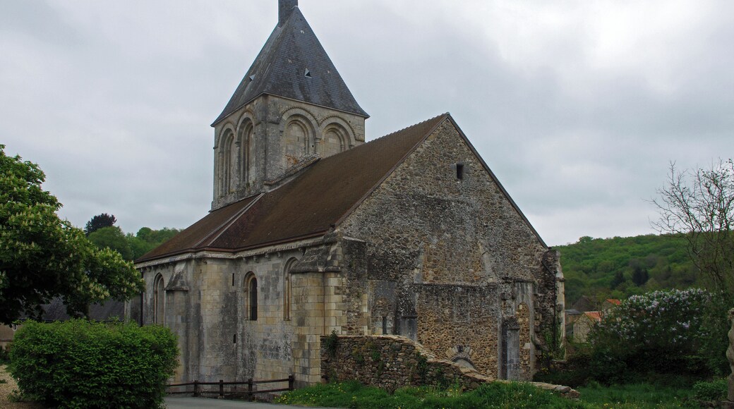 Gargilesse-Dampierre (Indre) Eglise Notre-Dame. "Les sires de Naillac fondent près de leur château de Gargilesse la magnifique église de Notre-Dame, qui est encore aujourd'hui un centre de pèlerinage." (Histoire du culte de la Sainte Vierge en France -deuxième volume - Par le curé de Saint-Sulpice -Paris 1862) Construite au milieu du XIIe siècle, l'église dédiée à Notre-Dame est de style roman. Dans le bas-côté Sud, se trouve le tombeau de Guillaume de Naillac, le seigneur de Gargilesse mort en 1266. L’église possède un bel ensembles de chapiteaux : animaux fantastiques et symboliques (lions, centaures, oiseaux) et scènes de l'Ancien et du Nouveau Testament. Une vaste crypte est accessible par un escalier dans le bas-côté sud. Ses voûtes sont décorées de fresques datées du XIIIe au XVIe siècle représentant également des scènes des Saintes-Ecritures. La statue en bois de la Vierge au-dessus de l'autel aurait été ramenée d'Orient par un croisé. L'église Notre-Dame de gargilesse vue par le curé de Saint-Sulpice en 1862: Notre-Dame du Pins à Gargilesse est une gracieuse église fondée par Hugues II, seigneur de Naillac, en 1236, sur le modèle de Notre-Dame de Déols, conformément aux intentions de Hugues Ier, son père; lequel avait conçu le projet de construire dans l'enceinte de sa forteresse un monument qui fût comme un rayon de la gloire de la magnifique église abbatiale de Déols ; et pour compléter la ressemblance, le fondateur confia le service de cette église aux bénédictins, en leur donnant pour habitation le château contigu qui est au niveau de la crypte ; d'où ils venaient, par deux larges escaliers, chanter l'office dans l'église supérieure. Rien de plus pittoresque que la situation de cette église Placée dans une déchirure de rocher, au fond d'un profond ravin dans lequel on descend des hauteurs voisines, comme dans un vaste entonnoir, par des pentes taillées presque a pic, rajeunie par des travaux modernes qui ont respecté son gracieux style, elle apparaît comme une belle fleur sur le bord du torrent de Gargilesse , au milieu des débris de la ville et de la forteresse en ruines des seigneurs de Naillac. Rien de plus touchant surtout que les circonstances qui en accompagnèrent la fondation. Le religieux seigneur de Naillac, voyant dans la sainte Vierge une mère bienveillante , à l'ombre de laquelle devait trouver appui et protection quiconque se réfugierait sous son aile, établit le droit d'asile dans les terres environnantes; et par des croix plantées de sa propre main, il détermina lui-même l'enceinte où devait commencer et finir ce droit sacré. « Moi , Hugues de Naillac , dit-il dans la charte octroyée a ce sujet, ayant résolu de fonder une église en l'honneur de Dieu et de la bienheureuse Vierge Marie, j'en ai posé la première pierre de ma propre main, pour la rémission de mes péchés, pour la rédemption de l'âme de mon père et de ma mère. A cette occasion, je donne et je concède une liberté telle que tous ceux qui habiteront dans l'enceinte des croix que j'ai plantées de ma propre main seront exempts a l'avenir de toutes les charges et de toutes les mauvaises coutumes qui pesaient sur les habitants de mon fief. De plus, je veux que si quelqu'un se réfugie sur le territoire de ma terre du Pins, dans l'enceinte de mes croix, il y trouve défense et protection, quel qu'il soit, d'où qu'il vienne, quelque forfait et quelque crime qu'il ait commis. Il y sera aussi en sûreté que s'il était dans une église de Dieu ; et le prieur du Pins ou son mandataire pourra le conduire sain et sauf hors de ma terre. Si quelqu'un de mes hommes ou de mes servants d'armes ose porter préjudice ou faire la guerre au prieur du Pins, je m'engage à ne pas faire la paix avec lui, tant qu'il n'aura pas réparé le dommage ou fait un accord amiable. De même , je donne et je concède au prieur du Pins tout droit de justice sur le territoire dudit prieuré, avec tous les émoluments et avantages attachés a ce privilége. Je fais cependant pour moi et mes descendants les réserves qui suivent : 1° Si le duel est prescrit par le juge de la cour de justice du prieur du Pins, ledit prieur ou son mandataire fera conduire les parties à Gargilesse et il m'appartiendra de présider en champ clos le combat singulier et d'en régler les conditions ; 2° Si l'épreuve du fer chaud ou de l'eau froide est prescrite, je veux que le prieur m'envoie les parties à Gargilesse , et là , en ma présence, l'épreuve aura lieu ; 3° Si un coupable est condamné a perdre la vie ou un de ses membres, le prieur du Pins ou son mandataire fera conduire sous bonne escorte le criminel , et il m'appartiendra de faire mettre à exécution la sentence prononcée. Moi et mes hommes d'armes nous déposons sur l'autel la charte qui contient les susdits priviléges , et , la main sur le livre des saints Évangiles, nous jurons tous de l'observer avec une scrupuleuse fidélité. » Le fils de ce puissant seigneur, Guillaume de Naillac marchant sur les traces vénérées de son père et de son aïeul, prit à coeur d'honorer Marie dans ses serviteurs non-seulement en paroles et en sentiments , mais en oeuvres , et de faciliter au monastère le moyen d'avoir un plus grand nombre de religieux et de répandre sur les pauvres de ses domaines des aumônes plus abondantes; et, en conséquence, il concéda au prieur du Pins des rentes en froment et en seigle. Touchés de tant de bontés, les religieux lui en témoignèrent leur reconnaissance tout le reste de ses jours, mais surtout à sa mort. Ils l'inhumèrent dans leur église, et lui érigèrent un tombeau qui encore aujourd'hui est une des plus grandes richesses artistiques du diocèse. L'église, bâtie et entretenue par l'illustre famille des Naillac, est byzantine, parfaitement homogène de style, et un petit chef-d'oeuvre. Le gouvernement l'a fait, a ce titre, restaurer complétement dans ces dernières années. Comme la plupart des édifices du douzième siècle , elle se compose de trois nefs séparées par des arcatures en plein cintre que supportent des faisceaux de colonnes. Les nefs latérales, étroites a leur naissance, s'élargissent à l'entrée du choeur pour former les deux bras de la croix , et se terminent par des chapelles disposées en hémicycle qui accompagnent l'abside principale. Dans la coquille de la voûte , au-dessus de l'autel majeur, sont représentés, en peinture assez grossièrement restaurée, le Père éternel assis sur un trône dans tout l'appareil de sa gloire, et, devant lui, des Anges qui tremblent et adorent; au-dessous du Père éternel est la sainte Vierge avec tous les attributs de sa royauté, et au fond du tableau on aperçoit les instruments de la Passion de son Fils. Ainsi ce tableau est un livre ouvert où le fidèle peut lire ce qu'est Dieu, ce qu'est Jésus-Christ, ce qu'est Marie. Sur les chapiteaux des colonnes du pourtour du choeur, sont sculptés les vingt-quatre vieillards de l'Apocalypse , et sur les autres chapiteaux les traits les plus saillauts de la vie de Jésus et de Marie. La crypte , comme l'église supérieure , a trois chapelles qui se terminent en abside, avec des murs couverts de peintures représentant pour la plupart la Passion de Jésus-Christ et la Compassion de la sainte Vierge , sauf une de ces chapelles consacrée à saint François d'Assise, où sont représentées les diverses circonstances de la vie de cet illustre amateur de la Croix. Au-dessus du grand autel de la chapelle principale est la statue de Marie, tenant assis sur ses genoux le divin Enfant qu'elle présente à l'adoration des fidèles. C'est cette image qu'on porte en procession le lundi de In Pentecôte et le jour de l'Assomption, au milieu d'un grand concours de peuple, en faisant le tour du vaste périmètre que limitent les croix plantées par Hugues de Naillac. Que de souvenirs religieux dans cette procession! Le chemin qu'on y parcourt, c'est celui qu'ont parcouru, depuis le douzième siècle, tant de fervents chrétiens et tant de pieux enfants de saint Benoit; ces croix contournées de quatre croisillons rappellent la terre consacrée par les larmes et le sang d'un Dieu, Jérusalem, que les seigneurs de Naillac visitèrent, au temps des croisades, et enlevèrent au joug des infidèles. Aussi, malgré le dépérissement de la foi , la procession se fait toujours avec piété ; les malades et les petits enfants eux-mêmes la suivent à cheval, quand ils ne peuvent faire le trajet a pied. A toutes les fêtes de la sainte Vierge, le concours se renouvelle, et les pèlerins se conduisent en vrais chrétiens. Le jour de l'Assomption est le seul dans l'année où un certain nombre se conduit d'une manière regrettable , substituant à une fête religieuse des amusements profanes, se livrant à la dissipation et à l'amour du plaisir dans un lieu où tout leur rappelle les souffrances de l'Homme-Dieu et les douleurs de sa Mère. (Histoire du culte de la Sainte Vierge en France -deuxième volume - Par le curé de Saint-Sulpice -Paris - Plon - 1862)