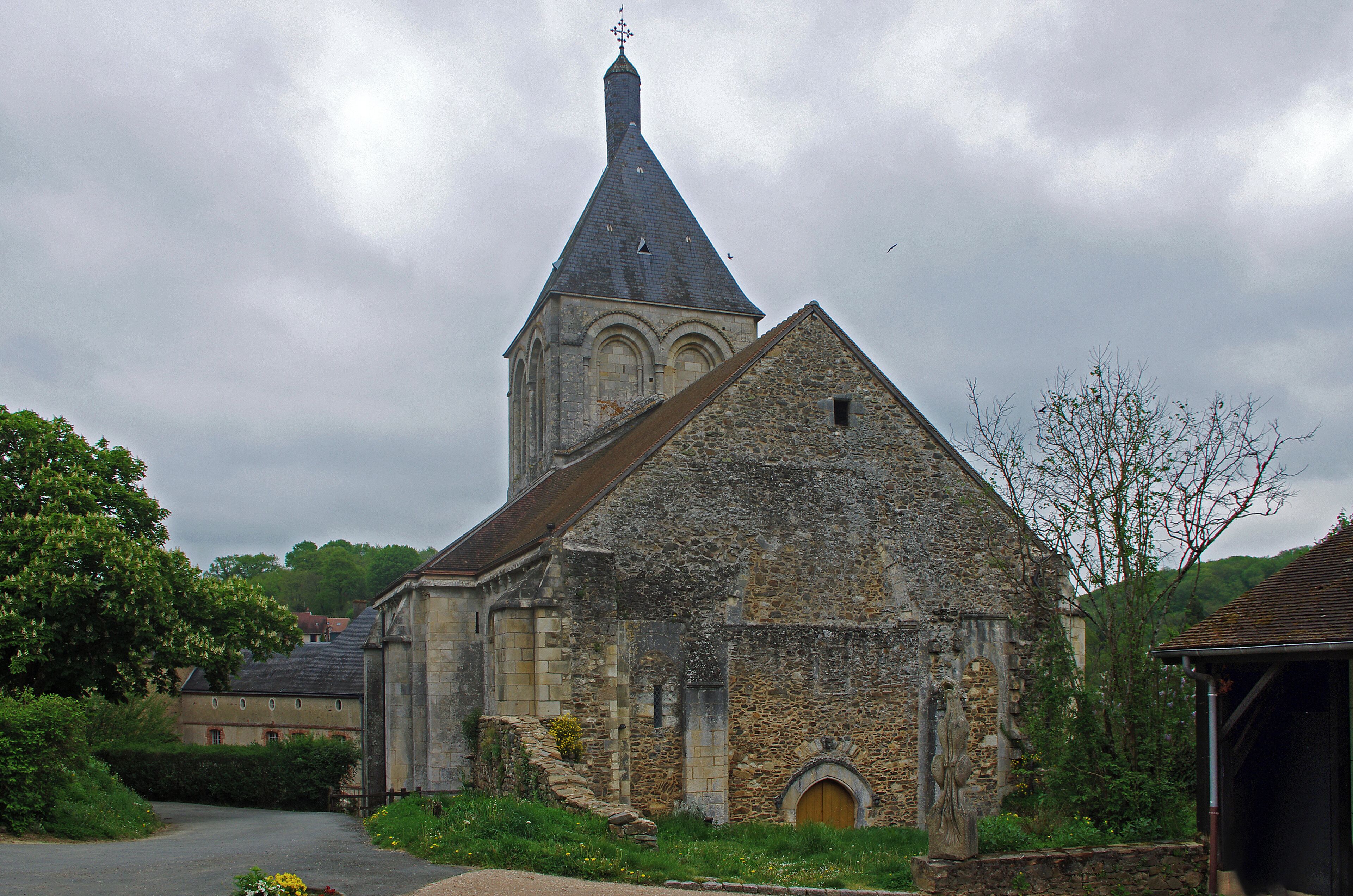 Gargilesse-Dampierre (Indre) Eglise Notre-Dame. "Les sires de Naillac fondent près de leur château de Gargilesse la magnifique église de Notre-Dame, qui est encore aujourd'hui un centre de pèlerinage." (Histoire du culte de la Sainte Vierge en France -deuxième volume - Par le curé de Saint-Sulpice -Paris 1862) Construite au milieu du XIIe siècle, l'église dédiée à Notre-Dame est de style roman. Dans le bas-côté Sud, se trouve le tombeau de Guillaume de Naillac, le seigneur de Gargilesse mort en 1266. L’église possède un bel ensembles de chapiteaux : animaux fantastiques et symboliques (lions, centaures, oiseaux) et scènes de l'Ancien et du Nouveau Testament. Une vaste crypte est accessible par un escalier dans le bas-côté sud. Ses voûtes sont décorées de fresques datées du XIIIe au XVIe siècle représentant également des scènes des Saintes-Ecritures. La statue en bois de la Vierge au-dessus de l'autel aurait été ramenée d'Orient par un croisé. L'église Notre-Dame de gargilesse vue par le curé de Saint-Sulpice en 1862: Notre-Dame du Pins à Gargilesse est une gracieuse église fondée par Hugues II, seigneur de Naillac, en 1236, sur le modèle de Notre-Dame de Déols, conformément aux intentions de Hugues Ier, son père; lequel avait conçu le projet de construire dans l'enceinte de sa forteresse un monument qui fût comme un rayon de la gloire de la magnifique église abbatiale de Déols ; et pour compléter la ressemblance, le fondateur confia le service de cette église aux bénédictins, en leur donnant pour habitation le château contigu qui est au niveau de la crypte ; d'où ils venaient, par deux larges escaliers, chanter l'office dans l'église supérieure. Rien de plus pittoresque que la situation de cette église Placée dans une déchirure de rocher, au fond d'un profond ravin dans lequel on descend des hauteurs voisines, comme dans un vaste entonnoir, par des pentes taillées presque a pic, rajeunie par des travaux modernes qui ont respecté son gracieux style, elle apparaît comme une belle fleur sur le bord du torrent de Gargilesse , au milieu des débris de la ville et de la forteresse en ruines des seigneurs de Naillac. Rien de plus touchant surtout que les circonstances qui en accompagnèrent la fondation. Le religieux seigneur de Naillac, voyant dans la sainte Vierge une mère bienveillante , à l'ombre de laquelle devait trouver appui et protection quiconque se réfugierait sous son aile, établit le droit d'asile dans les terres environnantes; et par des croix plantées de sa propre main, il détermina lui-même l'enceinte où devait commencer et finir ce droit sacré. « Moi , Hugues de Naillac , dit-il dans la charte octroyée a ce sujet, ayant résolu de fonder une église en l'honneur de Dieu et de la bienheureuse Vierge Marie, j'en ai posé la première pierre de ma propre main, pour la rémission de mes péchés, pour la rédemption de l'âme de mon père et de ma mère. A cette occasion, je donne et je concède une liberté telle que tous ceux qui habiteront dans l'enceinte des croix que j'ai plantées de ma propre main seront exempts a l'avenir de toutes les charges et de toutes les mauvaises coutumes qui pesaient sur les habitants de mon fief. De plus, je veux que si quelqu'un se réfugie sur le territoire de ma terre du Pins, dans l'enceinte de mes croix, il y trouve défense et protection, quel qu'il soit, d'où qu'il vienne, quelque forfait et quelque crime qu'il ait commis. Il y sera aussi en sûreté que s'il était dans une église de Dieu ; et le prieur du Pins ou son mandataire pourra le conduire sain et sauf hors de ma terre. Si quelqu'un de mes hommes ou de mes servants d'armes ose porter préjudice ou faire la guerre au prieur du Pins, je m'engage à ne pas faire la paix avec lui, tant qu'il n'aura pas réparé le dommage ou fait un accord amiable. De même , je donne et je concède au prieur du Pins tout droit de justice sur le territoire dudit prieuré, avec tous les émoluments et avantages attachés a ce privilége. Je fais cependant pour moi et mes descendants les réserves qui suivent : 1° Si le duel est prescrit par le juge de la cour de justice du prieur du Pins, ledit prieur ou son mandataire fera conduire les parties à Gargilesse et il m'appartiendra de présider en champ clos le combat singulier et d'en régler les conditions ; 2° Si l'épreuve du fer chaud ou de l'eau froide est prescrite, je veux que le prieur m'envoie les parties à Gargilesse , et là , en ma présence, l'épreuve aura lieu ; 3° Si un coupable est condamné a perdre la vie ou un de ses membres, le prieur du Pins ou son mandataire fera conduire sous bonne escorte le criminel , et il m'appartiendra de faire mettre à exécution la sentence prononcée. Moi et mes hommes d'armes nous déposons sur l'autel la charte qui contient les susdits priviléges , et , la main sur le livre des saints Évangiles, nous jurons tous de l'observer avec une scrupuleuse fidélité. » Le fils de ce puissant seigneur, Guillaume de Naillac marchant sur les traces vénérées de son père et de son aïeul, prit à coeur d'honorer Marie dans ses serviteurs non-seulement en paroles et en sentiments , mais en oeuvres , et de faciliter au monastère le moyen d'avoir un plus grand nombre de religieux et de répandre sur les pauvres de ses domaines des aumônes plus abondantes; et, en conséquence, il concéda au prieur du Pins des rentes en froment et en seigle. Touchés de tant de bontés, les religieux lui en témoignèrent leur reconnaissance tout le reste de ses jours, mais surtout à sa mort. Ils l'inhumèrent dans leur église, et lui érigèrent un tombeau qui encore aujourd'hui est une des plus grandes richesses artistiques du diocèse. L'église, bâtie et entretenue par l'illustre famille des Naillac, est byzantine, parfaitement homogène de style, et un petit chef-d'oeuvre. Le gouvernement l'a fait, a ce titre, restaurer complétement dans ces dernières années. Comme la plupart des édifices du douzième siècle , elle se compose de trois nefs séparées par des arcatures en plein cintre que supportent des faisceaux de colonnes. Les nefs latérales, étroites a leur naissance, s'élargissent à l'entrée du choeur pour former les deux bras de la croix , et se terminent par des chapelles disposées en hémicycle qui accompagnent l'abside principale. Dans la coquille de la voûte , au-dessus de l'autel majeur, sont représentés, en peinture assez grossièrement restaurée, le Père éternel assis sur un trône dans tout l'appareil de sa gloire, et, devant lui, des Anges qui tremblent et adorent; au-dessous du Père éternel est la sainte Vierge avec tous les attributs de sa royauté, et au fond du tableau on aperçoit les instruments de la Passion de son Fils. Ainsi ce tableau est un livre ouvert où le fidèle peut lire ce qu'est Dieu, ce qu'est Jésus-Christ, ce qu'est Marie. Sur les chapiteaux des colonnes du pourtour du choeur, sont sculptés les vingt-quatre vieillards de l'Apocalypse , et sur les autres chapiteaux les traits les plus saillauts de la vie de Jésus et de Marie. La crypte , comme l'église supérieure , a trois chapelles qui se terminent en abside, avec des murs couverts de peintures représentant pour la plupart la Passion de Jésus-Christ et la Compassion de la sainte Vierge , sauf une de ces chapelles consacrée à saint François d'Assise, où sont représentées les diverses circonstances de la vie de cet illustre amateur de la Croix. Au-dessus du grand autel de la chapelle principale est la statue de Marie, tenant assis sur ses genoux le divin Enfant qu'elle présente à l'adoration des fidèles. C'est cette image qu'on porte en procession le lundi de In Pentecôte et le jour de l'Assomption, au milieu d'un grand concours de peuple, en faisant le tour du vaste périmètre que limitent les croix plantées par Hugues de Naillac. Que de souvenirs religieux dans cette procession! Le chemin qu'on y parcourt, c'est celui qu'ont parcouru, depuis le douzième siècle, tant de fervents chrétiens et tant de pieux enfants de saint Benoit; ces croix contournées de quatre croisillons rappellent la terre consacrée par les larmes et le sang d'un Dieu, Jérusalem, que les seigneurs de Naillac visitèrent, au temps des croisades, et enlevèrent au joug des infidèles. Aussi, malgré le dépérissement de la foi , la procession se fait toujours avec piété ; les malades et les petits enfants eux-mêmes la suivent à cheval, quand ils ne peuvent faire le trajet a pied. A toutes les fêtes de la sainte Vierge, le concours se renouvelle, et les pèlerins se conduisent en vrais chrétiens. Le jour de l'Assomption est le seul dans l'année où un certain nombre se conduit d'une manière regrettable , substituant à une fête religieuse des amusements profanes, se livrant à la dissipation et à l'amour du plaisir dans un lieu où tout leur rappelle les souffrances de l'Homme-Dieu et les douleurs de sa Mère. (Histoire du culte de la Sainte Vierge en France -deuxième volume - Par le curé de Saint-Sulpice -Paris - Plon - 1862)