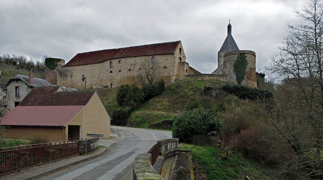 Gargilesse-Dampierre (Indre). Le château et l'église Notre-Dame derrière la tour (le pigeonnier).