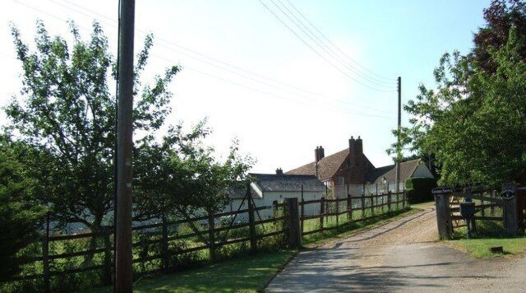 Grange Farm, Kensworth. On the 1:25000 map only Churchend Farm is mentioned, but there are in fact two farms here it would seem, the aforementioned Churchend Farm and the one pictured here, Grange Farm. They both just sneak into the extreme southeast corner of the gridsquare.