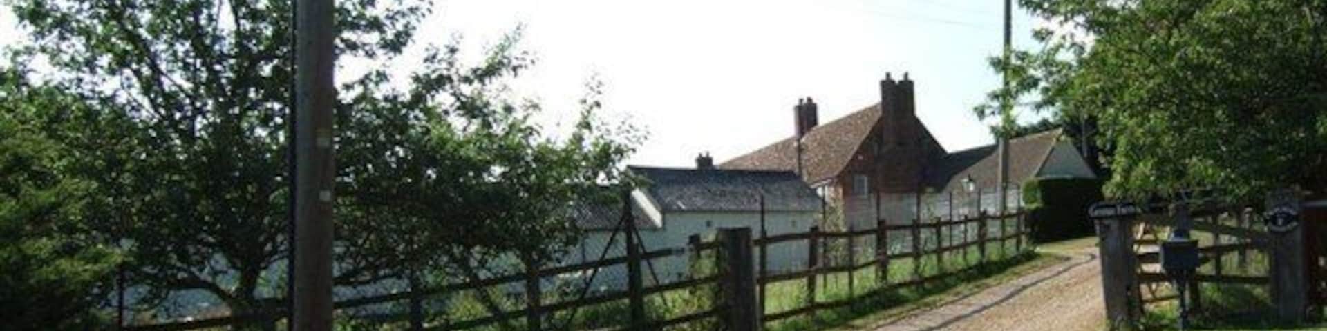 Grange Farm, Kensworth. On the 1:25000 map only Churchend Farm is mentioned, but there are in fact two farms here it would seem, the aforementioned Churchend Farm and the one pictured here, Grange Farm. They both just sneak into the extreme southeast corner of the gridsquare.