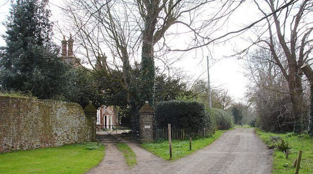 The Old Rectory, Badlesmere There are two tiny churches within a kilometre of Badlesmere - 395483 and 384818. The latter is at the other end of this track, next to Badlesmere Court. Presumably the rector of both used to live here.