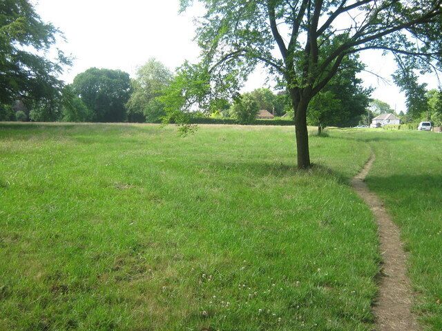 Badlesmere Green This small triangle of green is formed by A251 Ashford Road (on the right),and a row of cottages (unseen, on left). The footpath leads through the green to the Red Lion pub.