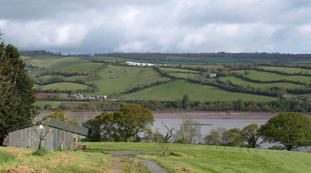 Teign estuary near Teignharvey The twisting road (in places more of a lane) that links Newton Abbot and Shaldon along the south side of the estuary is very charming, but many sections only offer occasional glimpses of the water. This is one such glimpse, over a gate just to the east of Teignharvey. The polytunnels and greenhouses up the hill beyond are at Lea Park, in SX9173.