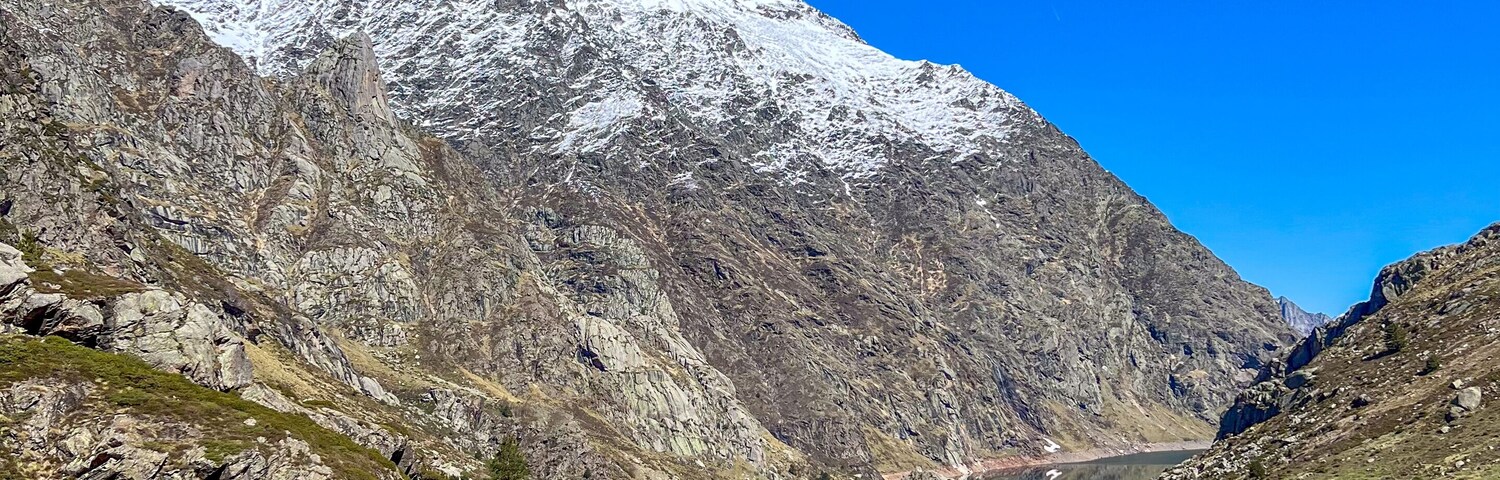 Un paisaje montañoso con un río que atraviesa un valle.