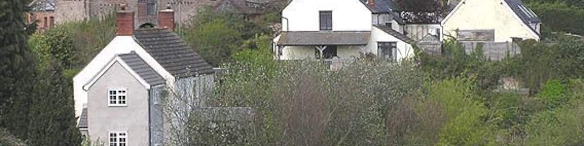 Golsoncott. Looking north from footpath just south of the hamlet