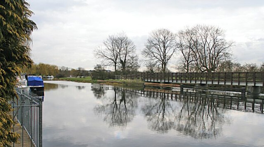 Grand Union Canal/River Soar Taken from Welland Road. Many of the houses on the landward side of the road have moorings here. The canal joins the river at this point, the footbridge over the wide weir is on the right.