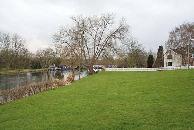 Grand Union Canal at Barrow on Soar There is a broad grassy bank down to the water on Welland Road.