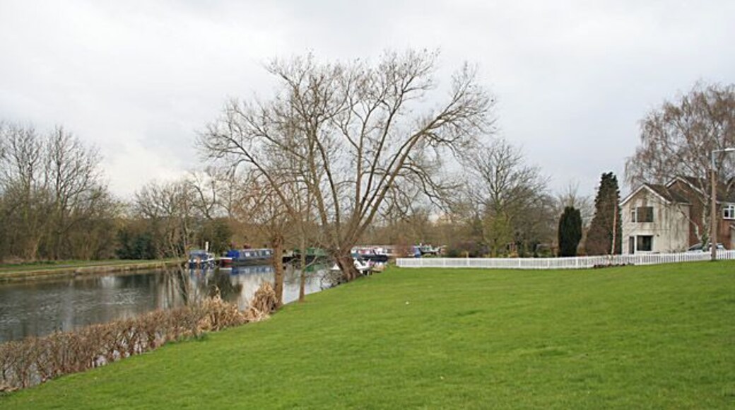 Grand Union Canal at Barrow on Soar There is a broad grassy bank down to the water on Welland Road.
