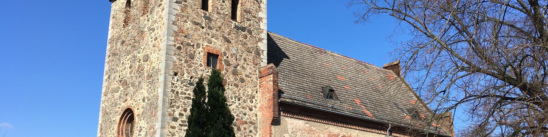 Die Dorfkirche in Buchholz ist eine Feldsteinkirche, die vermutlich in der Zeit um1300 entstand. Sie steht in Altlandsberg im Landkreis Märkisch-Oderland in Brandenburg. Im Innern befindet sich unter anderem ein Altaraufsatz aus dem Anfang des 18. Jahrhundert.