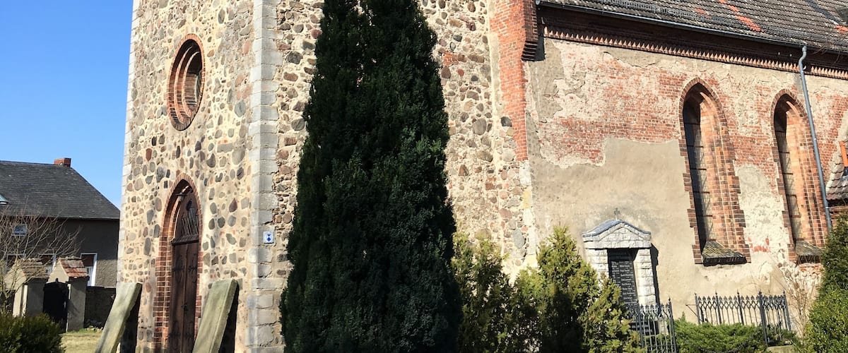 Die Dorfkirche in Buchholz ist eine Feldsteinkirche, die vermutlich in der Zeit um1300 entstand. Sie steht in Altlandsberg im Landkreis Märkisch-Oderland in Brandenburg. Im Innern befindet sich unter anderem ein Altaraufsatz aus dem Anfang des 18. Jahrhundert.