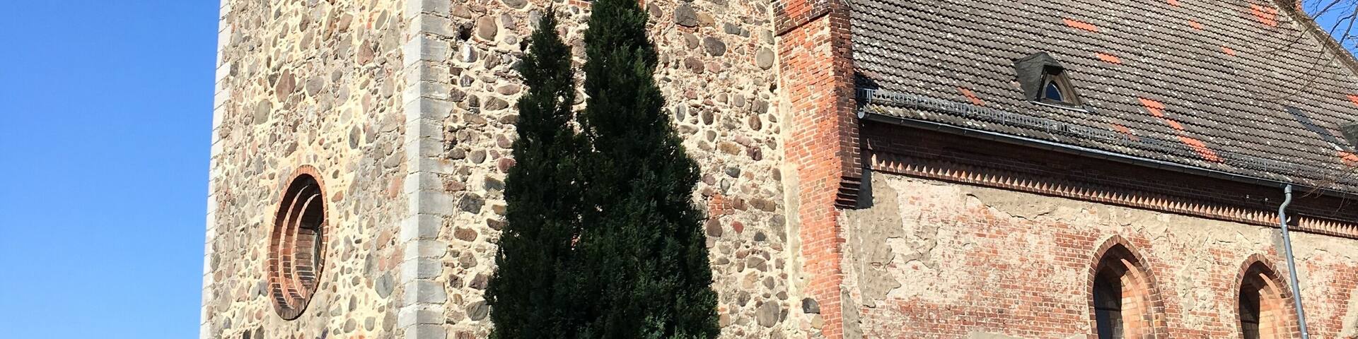 Die Dorfkirche in Buchholz ist eine Feldsteinkirche, die vermutlich in der Zeit um1300 entstand. Sie steht in Altlandsberg im Landkreis Märkisch-Oderland in Brandenburg. Im Innern befindet sich unter anderem ein Altaraufsatz aus dem Anfang des 18. Jahrhundert.