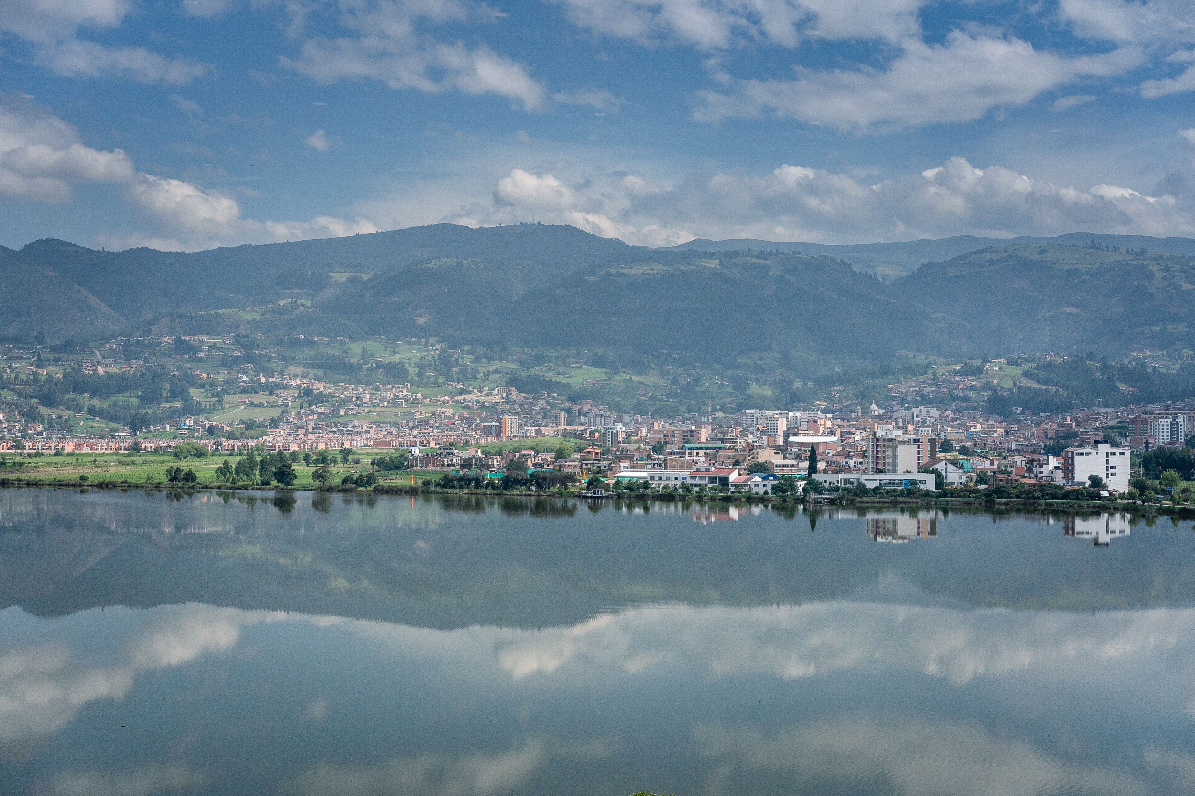 Laguna en Paipa Boyacá, panoramica del municipio en Colombia