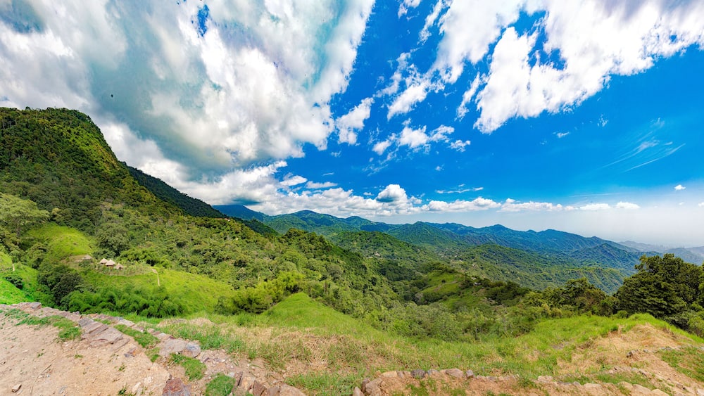 MINCA, SIERRA NEVADA DE SANTA MARTA EN EL FONDO EL RODADERO SANTA MARTA COLOMBIA