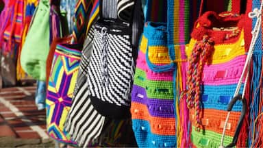 Une variété de sacs et d’accessoires colorés, tissés à la main, sont exposés en vue de la vente.